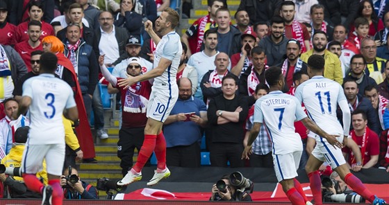 Anglický útočník Harry Kane (druhý zleva) slaví se spoluhráči gól proti Turecku.