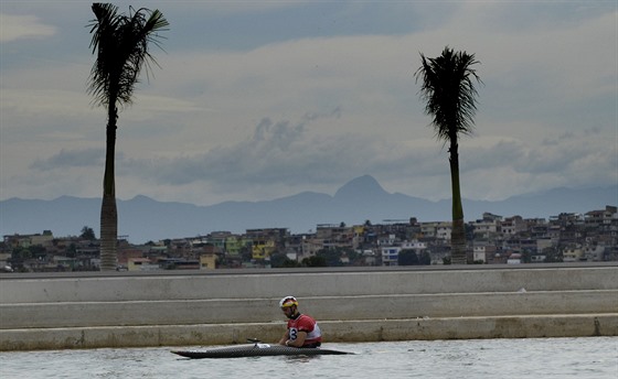 Kanoisté testují vodácký kanál v Riu.