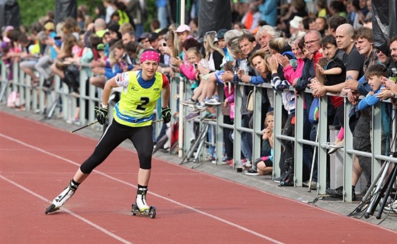 BIATLON NA DRÁZE. Veronika Vítková upaluje po cílové rovince atletického...