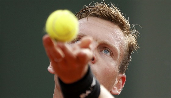 Tomá Berdych servíruje v utkání proti Pablu Cuevasovi