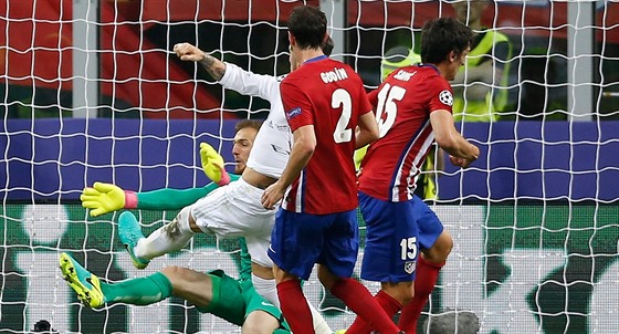 Kapitán Realu Madrid Sergio Ramos (v bílém) skóruje do sít Atlétika ve finále...