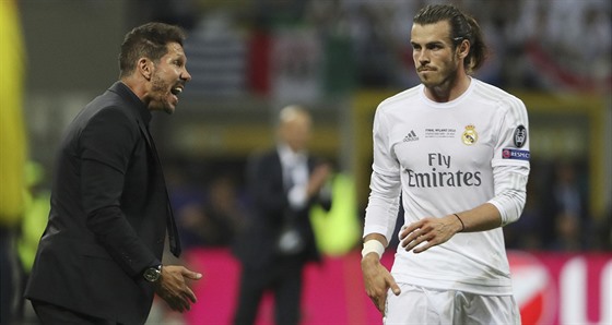 Útoník Realu Madrid Gareth Bale (vpravo) vedle trenéra Atlétika Diega Simeoneho.
