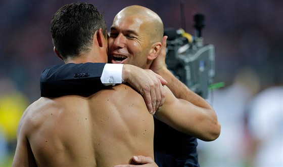 Kou Realu Madrid Zinédine Zidane (elem) v objetí s Cristianem Ronaldem po...