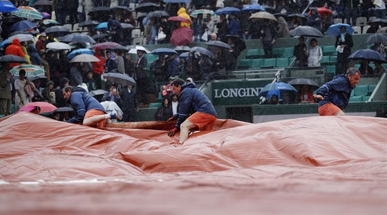 Na Roland Garros prí. Pondlní program byl zruen.