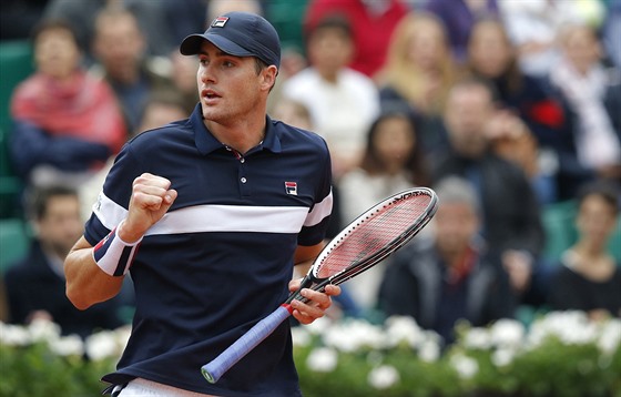 John Isner v duelu 4. kola Roland Garros proti Andy Murraymu