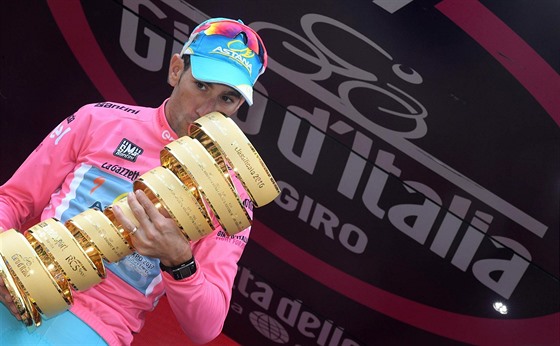 Vincenzo Nibali se tí s trofejí pro vítze Gira.