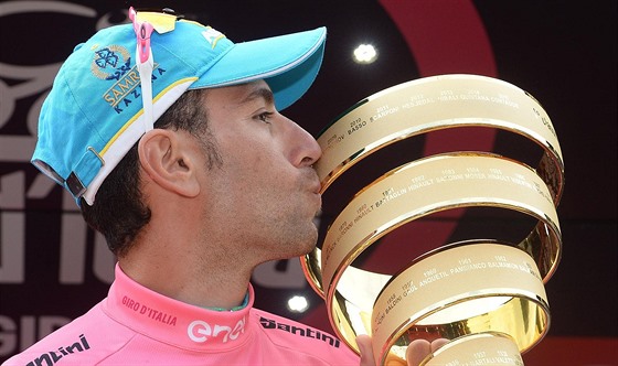TA JE MOJE! Vincenzo Nibali obadn líbá trofej pro vítze Gira.