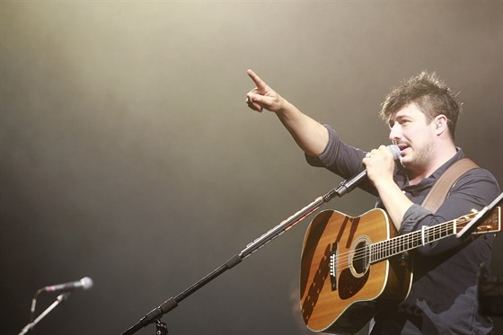 Marcus Mumford s kapelou Mumford & Sons (O2, arena, Praha, 20. kvtna 2016)