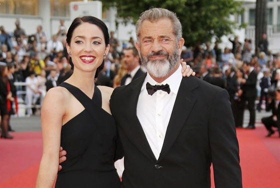 Rosalind Rossová a Mel Gibson (Cannes, 22. kvtna 2016)