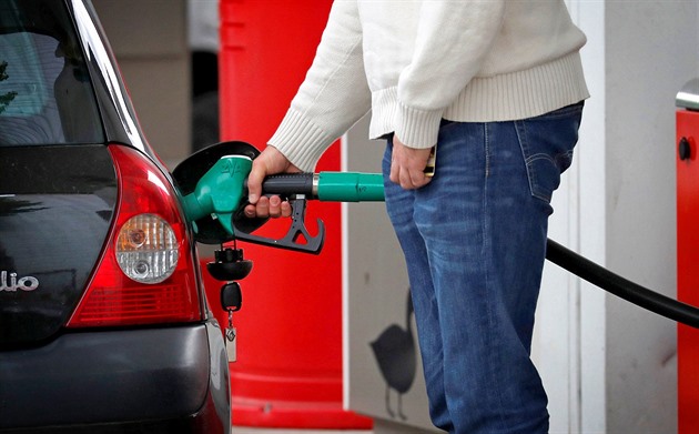 Spotřební daň čerpadláři zohlednili. Cena paliv klesla v průměru o korunu