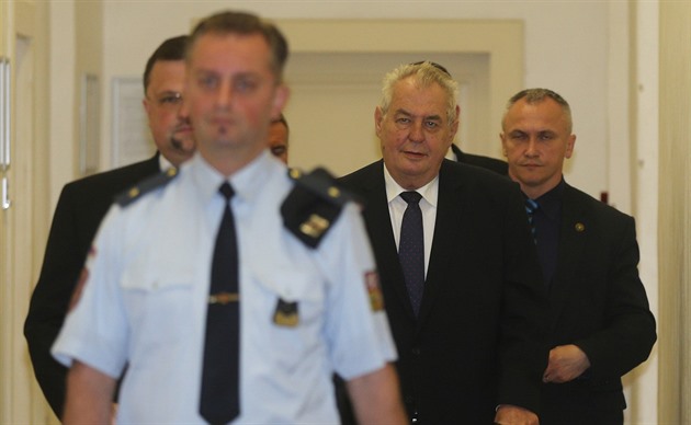Zeman svědčil u soudu ve sporu Halbicha a ČSSD. Přišel i Mynář a Ovčáček