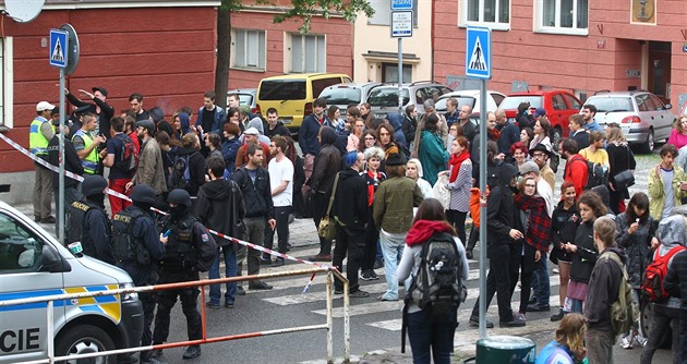 Policie zasahuje v praském sociálním centru Klinika poté, co v ní anonym...