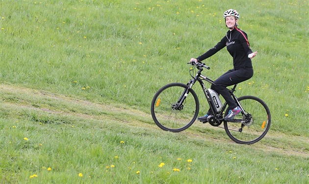 Cyklistka na elektrokole v Hraběticích v Jizerských horách.