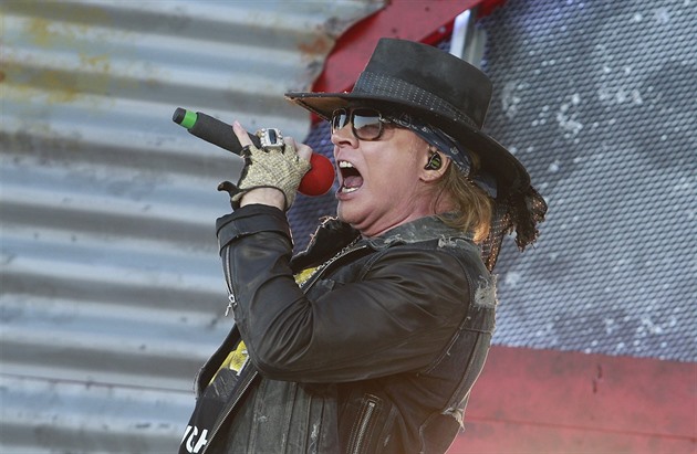 Modelka po desetiletích obvinila zpěváka Guns N’ Roses ze sexuálního napadení