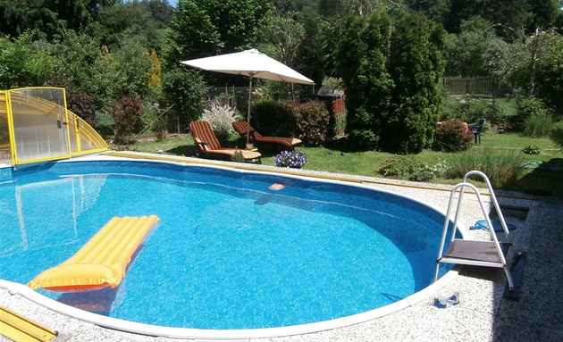 Senohraby, okres Praha-východ. Na zahrad je vytápný, krytý bazén, vytápný...