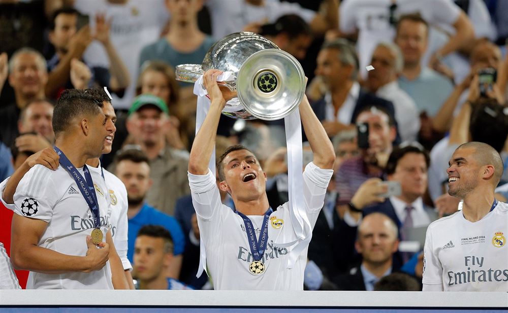 VÍTZ. Cristiano Ronaldo z Realu Madrid pózuje s pohárem pro vítze Ligy mistr.