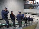 Francouztí policisté na paíském letiti (19. kvtna 2016)