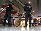 Francouztí policisté na paíském letiti (19. kvtna 2016)