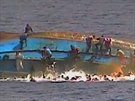 Kamera zachytila potápní lodi s uprchlíky