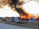 Rvaky a zapálené stany v Calais