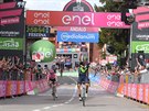 panlský veterán Alejandro Valverde slaví vítzství v 16. etap Gira. Hned za...