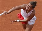 Barbora Strýcová pi podání ve 3. kole Roland Garros.