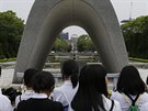 Japontí koláci u památníku míru v Hiroim (27.5.2016)