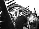 Francouzský prezident Raymond Poincaré (mu s buinkou) si prohlíí rakety Le...