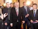 Prezident Milo Zeman pichází na praské ofínské fórum. (25. kvtna 2016)