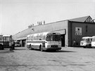 Autobusy M 11 ped garáovací halou v roce 1976.