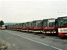 Odstavené poslední autobusy Ikarus 280.08 na fotografii z 12. srpna 1999....