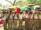 Policisté na severu Indie dostali kvli velkým vedrm detníky, aby se chránili...