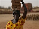 Uprchlice ze súdánské vrchoviny Dárfúr. Práci nala v podniku vyrábjícím cihly.