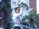 Real Madrid se vrací dom s pohárem. ílenství v ulicích zaíná
