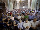 Lidé se modlí za obti letu MS804 v káhirské meit.