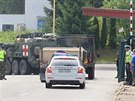 Americký konvoj míí po dálnici D1 do Vykova. Kvli tankování probhla pauza...
