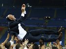 NAD HLAVAMI HRÁ. Zinedine Zidane si s hrái Realu Madrid uívá triumf v Lize...