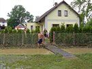 Zplavy se pehnaly obc Vrava a dalmi msty na Krlovhradecku. (29.5.2016)
