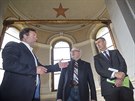 Ministr financ Andrej Babi, ministr kultury Daniel Herman a starosta msta...