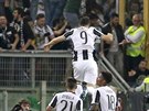 Alvaro Morata z Juventusu Turín se raduje z vítzné trefy ve finále Italského...