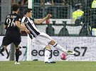 Alvaro Morata (druhý zleva) z Juventusu Turín stílí vítzný gól ve finále...
