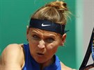 eská tenistka Lucie afáová v souboji s Viktorií Golubicovou ze výcarska.