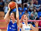 Exhibice brnnských basketbalist Hvzdy spolu: Tereza Pecková (v modrém) pod...