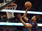 Bryce Dejean-Jones v dresu New Orleans zakonuje na ko LA Lakers.