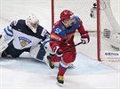 Ruský útoník Sergej irokov slaví gól do finské sít, vlevo zklamaný gólman...