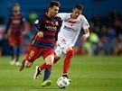 Útoník Barcelony Lionel Messi (vlevo) ve finále poháru proti Seville