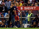 Javier Mascherano z Barcelony opoutí hit poté, co dostal ve finále poháru...