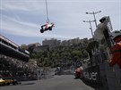 JEÁB UKLÍZÍ. Momentka po havárii Maxa Verstappena v kvalifikaci na VC Monaka.