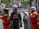 Max Verstappen odchází po svých po havárii v kvalifikaci na VC Monaka.