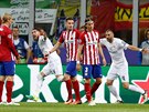 HRDINA ÚVODU. Sergio Ramos (druhý zleva) slaví úvodní trefu Realu Madrid do...